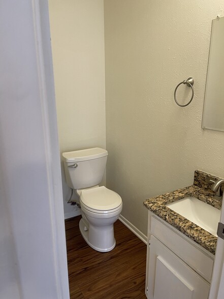 Building Photo - 3208 Matthews Dr