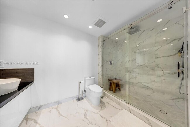 Building Photo - 601 NE 36th St