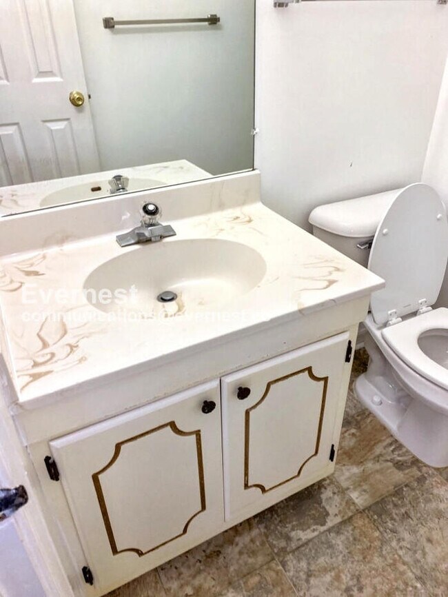 Building Photo - 2 Bed/ 2 Bath Condo with Washer/Dryer / Pe...