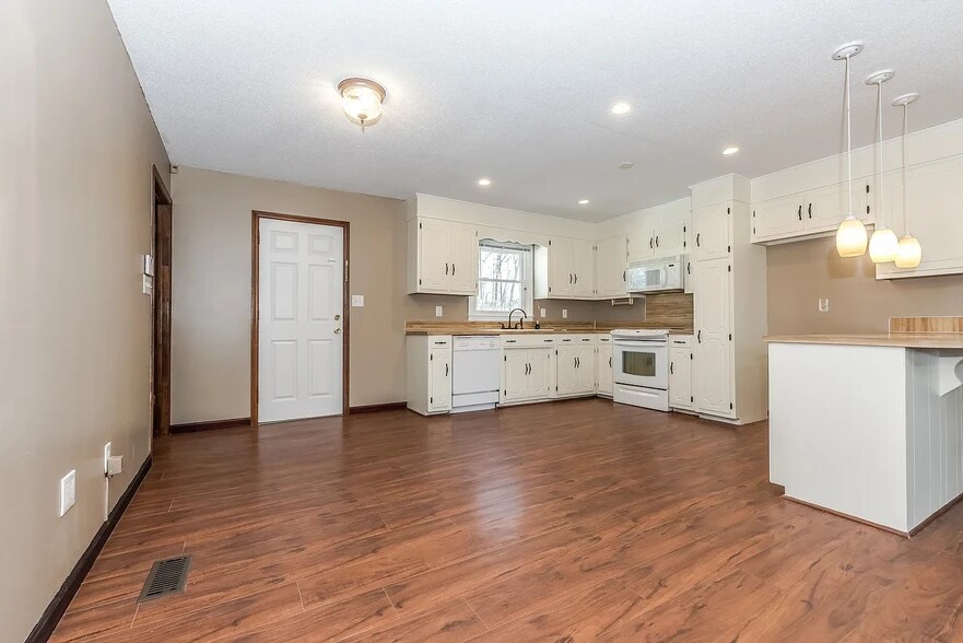 Building Photo - 5400 Beam Lake Dr