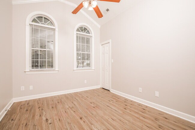 Building Photo - 1036 N Main St