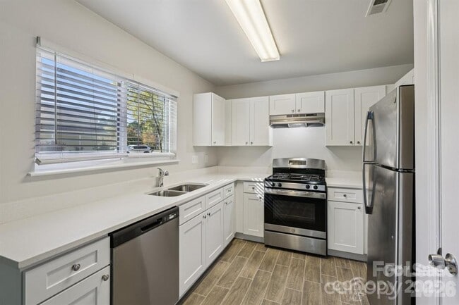 Building Photo - 7030 Huntsmaster Dr