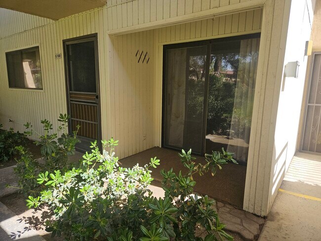 Building Photo - 2809 Los Felices Cir E