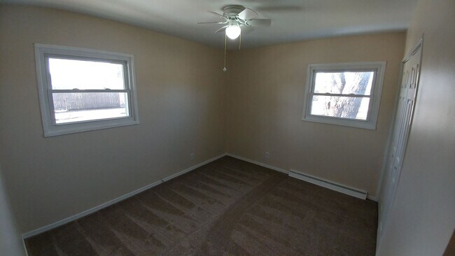 Building Photo - 3 Bedroom 1 Bath Adorable Cape Cod