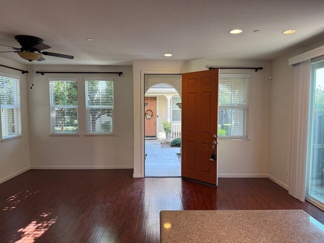 Building Photo - MODERN NEWER 3 BEDROOM 2 STORY FAIRFIELD *...