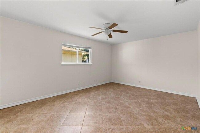 Building Photo - Well-Maintained 3-Bedroom Home – Ideal for Students & Professionals!