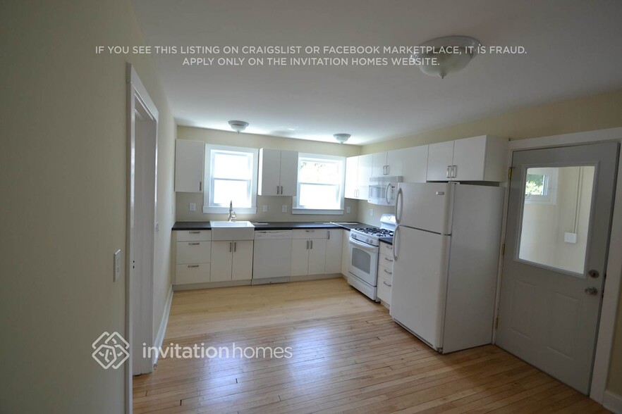 Building Photo - 3962 Van Buren St NE