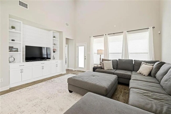 Building Photo - 165 Carlina Lp