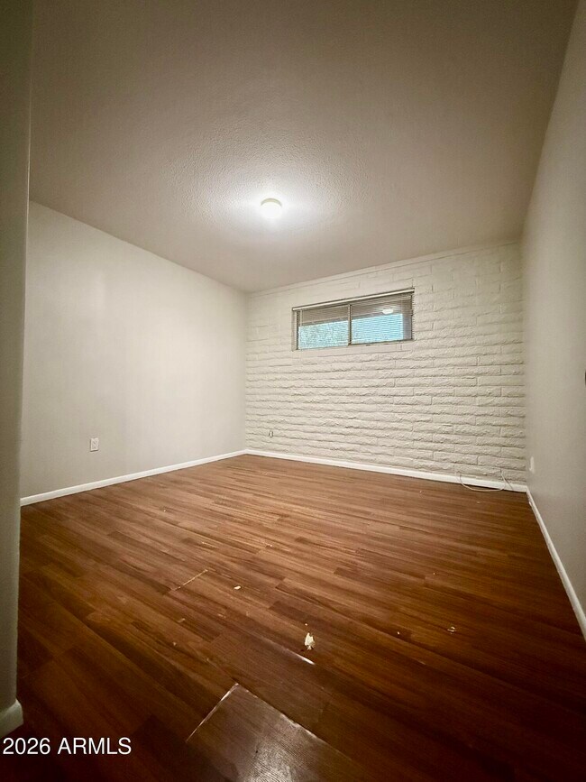 Building Photo - 825 E 5th St