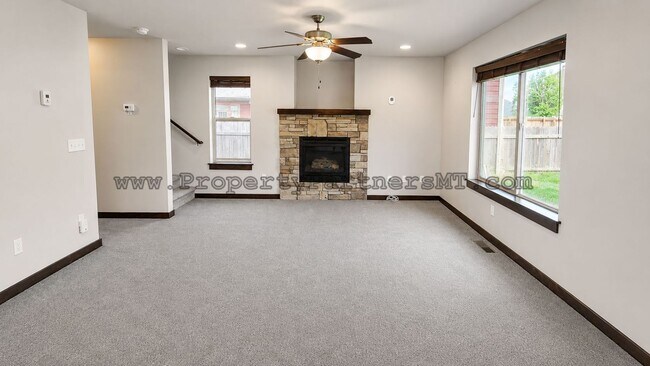 Building Photo - *** Modern *** 3 Bed 2.5 Bath Townhouse