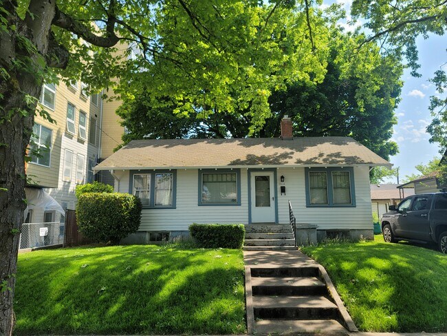Building Photo - 5614 N Montana Ave