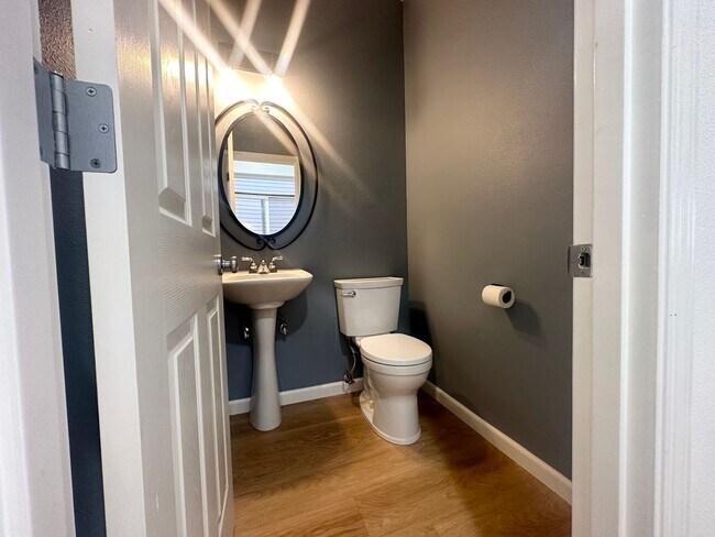 Building Photo - 3 Bedroom Beaverton Home with A/C!