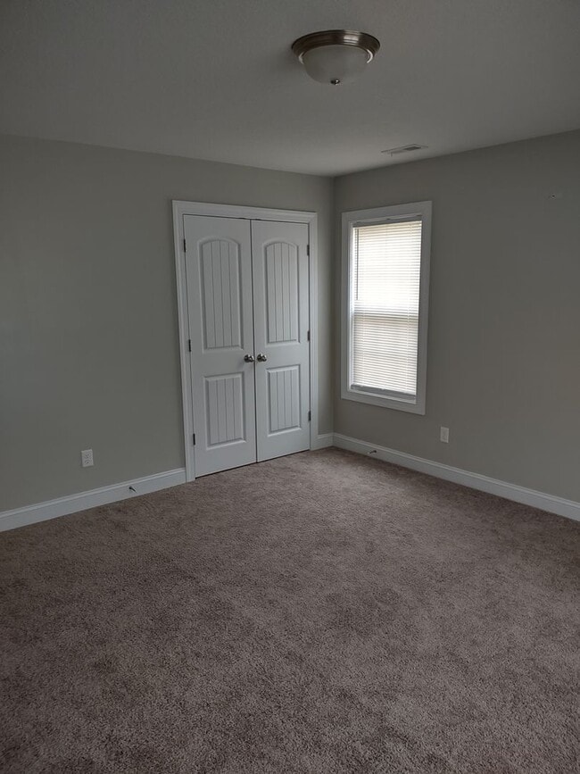 Building Photo - Home close to beach and bases.