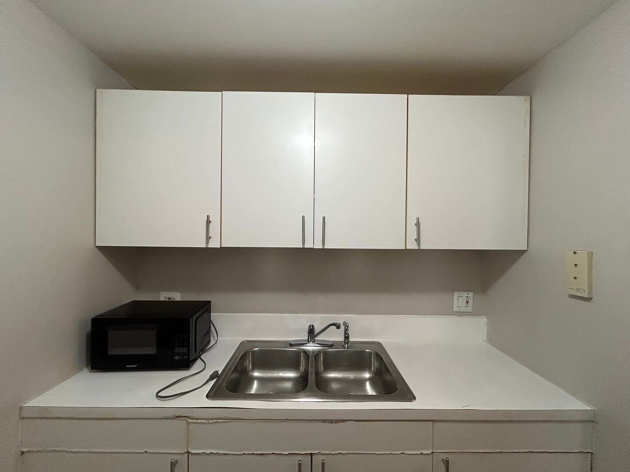 Building Photo - 1075 Valley Ln
