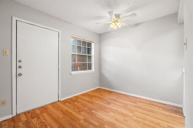 Building Photo - 307 E 31st St