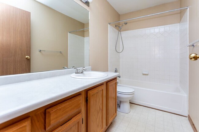 Building Photo - 1130 Pond Side Dr