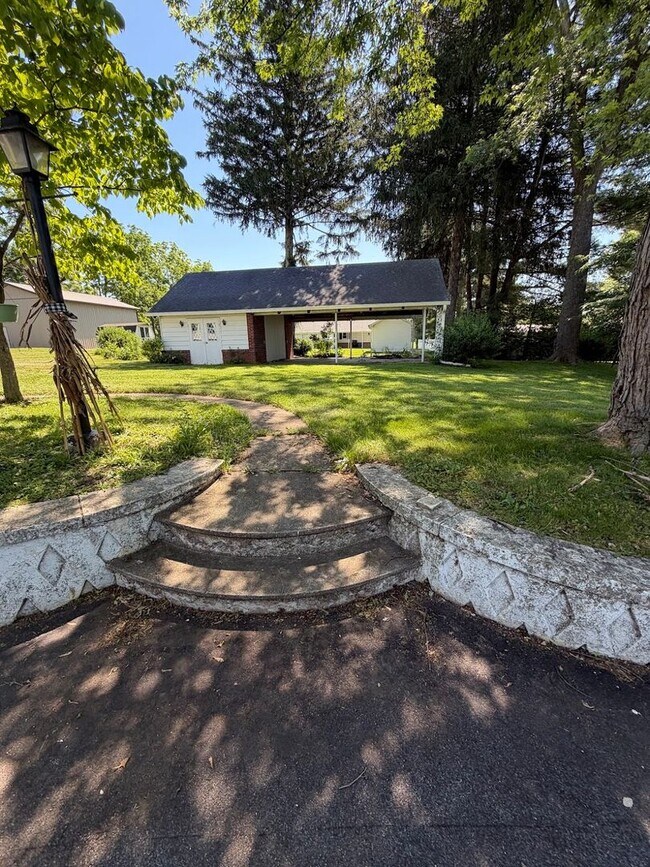 Building Photo - 3 Bedroom, 2 Full Bath Home with 4-Season Room, Garage & Large Lot