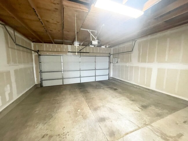 Building Photo - 3 BD/ 3 BA Townhome W/ Solar- Available no...