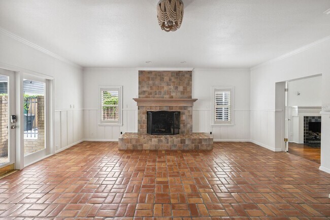 Building Photo - CHARMING 3-BEDROOM IN THE HEART OF ALAMO HEIGHTS
