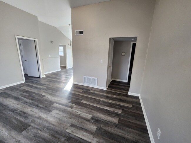 Building Photo - Updated 3 bedroom 1.5 bath home in Valley Station with a garage!