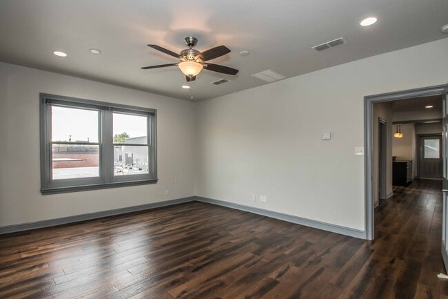 Building Photo - W. Magnolia Living!