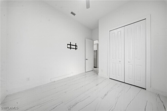 Building Photo - 1124 NE 35th Ln