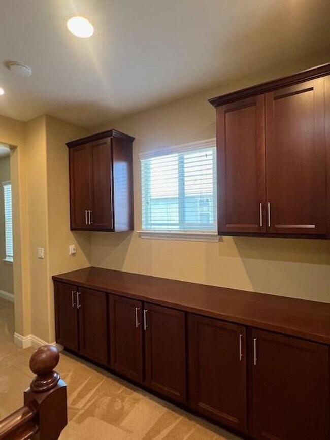 Building Photo - STUNNING & SPACIOUS 4 BEDROOM IN W. ROSEVI...
