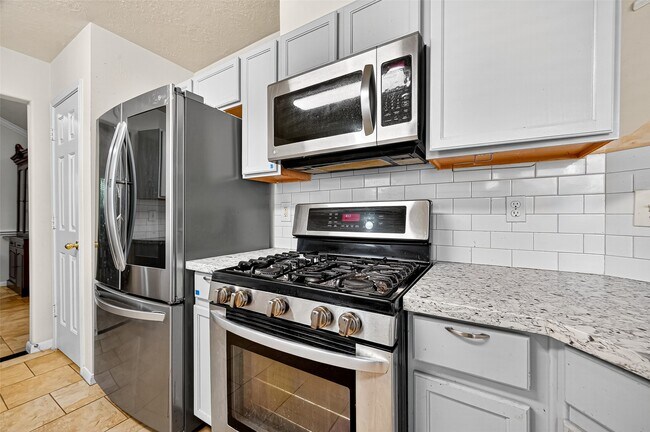 Building Photo - 15242 Kingsbridge Way