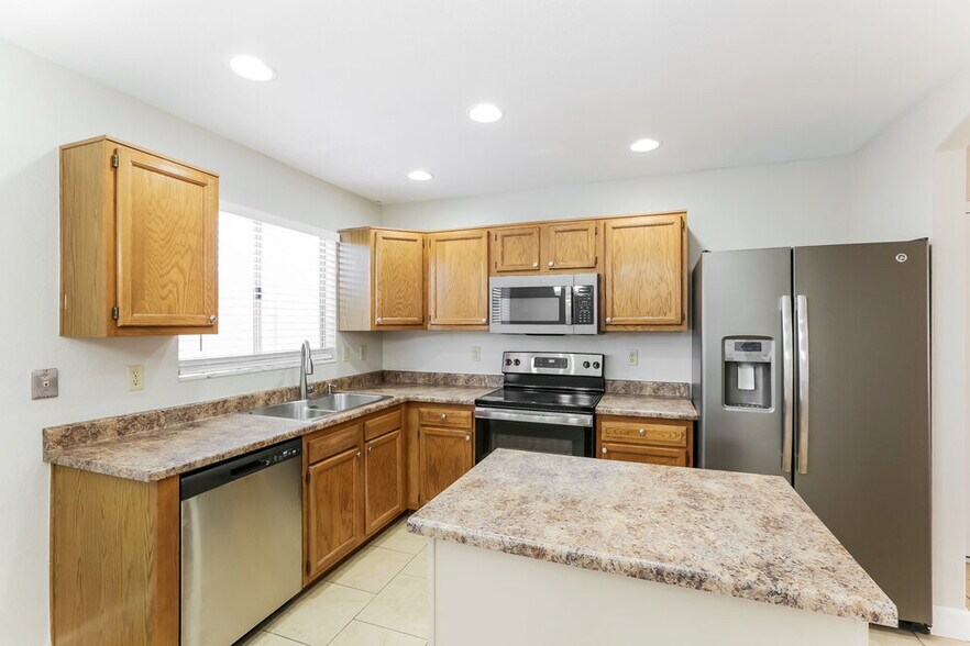 Building Photo - 1220 E Hearne Way