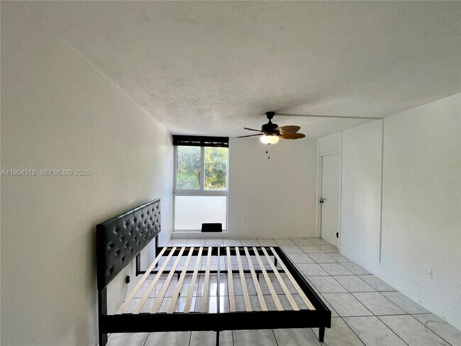 Building Photo - 1670 Bay Rd