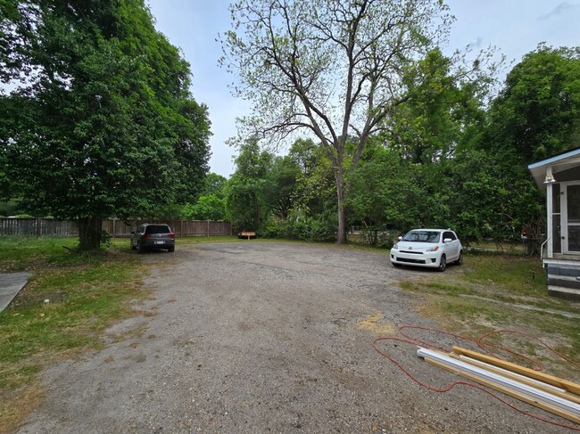 Building Photo - 403 W Hampton Ave
