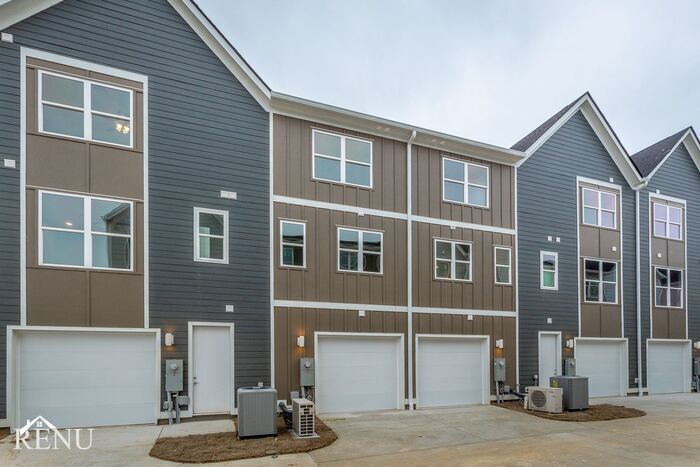 Building Photo - 2322 E 18th St Pl