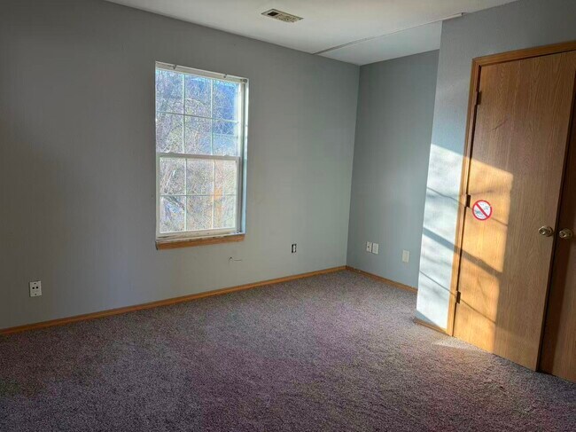 Building Photo - 500A Daniel Pl Springdale, AR 72764
