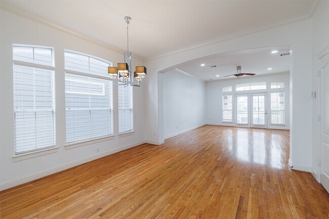 Building Photo - 702 Asbury St