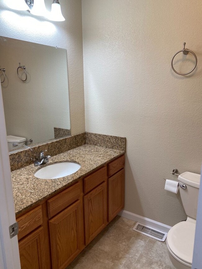 Building Photo - Adorable 3/2 on corner lot In Lake of the Pines