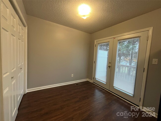 Building Photo - 206 W 15th St