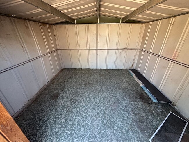 Building Photo - Charming 2Bed/1Bath apartment W/ Private front yard w/ porch and oversized backyard in Henderson