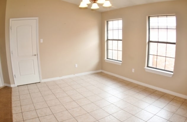 Building Photo - Wow 4 Big Bedrooms,  Pets Welcome, Great Location.