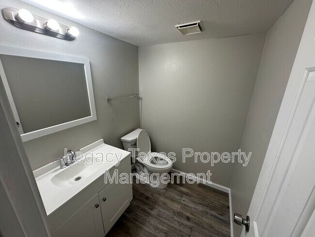 Building Photo - 1608 Sun Valley Dr