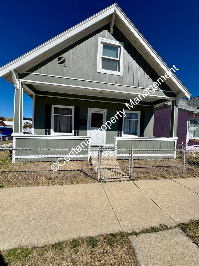 Building Photo - Huge 3 bedroom house with 2 bonus rooms an...