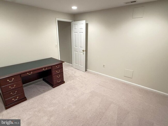 Building Photo - 15292 Surrey House Way