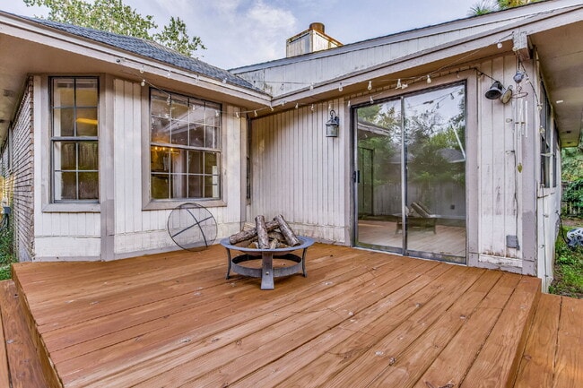 Building Photo - 2241 Prytania Cir
