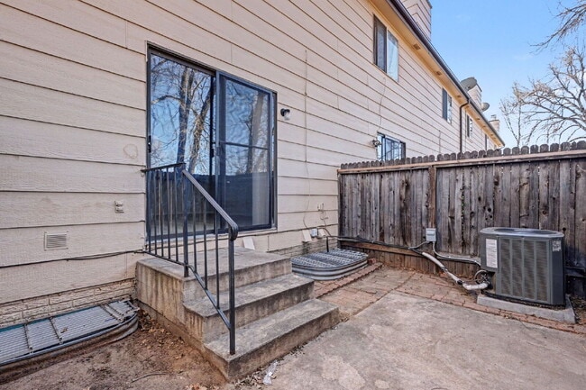 Building Photo - 2315 Lexington Village Ln