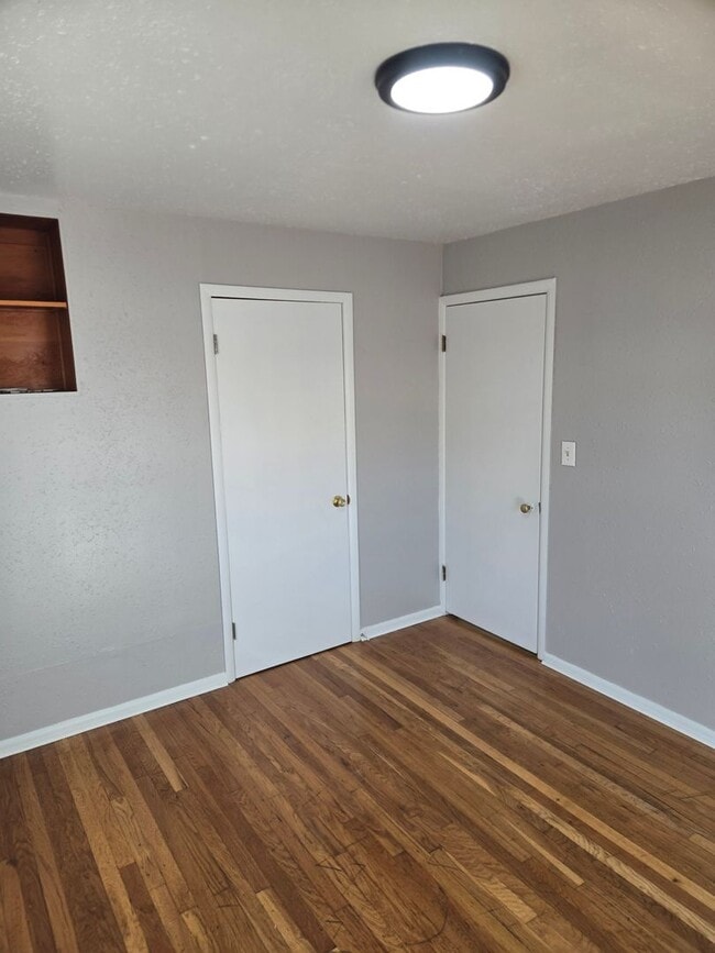 Building Photo - House with Master Suite