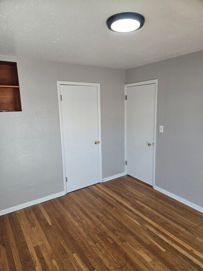 Building Photo - House with Primary Suite