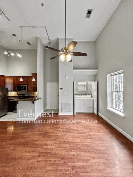 Building Photo - 2418 E Franklin St