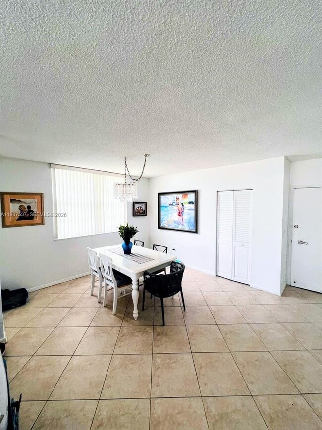 Building Photo - 300 Bayview Dr
