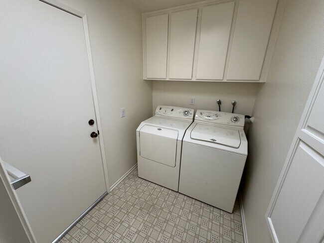 Building Photo - Single story 3 bed 2 bath in gated communi...