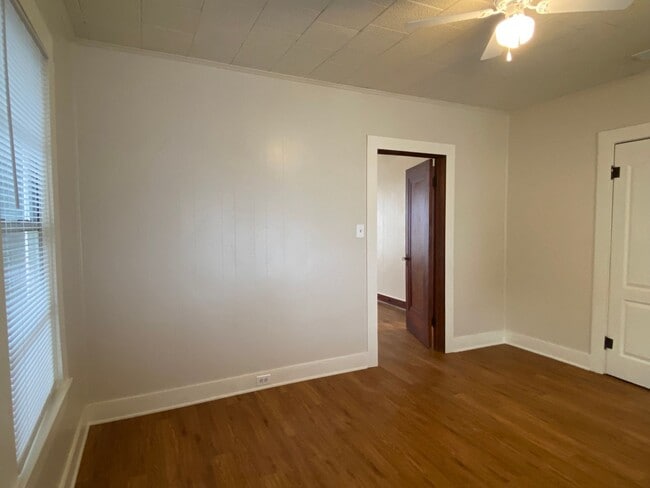 Building Photo - CUTE 2 BEDROOM