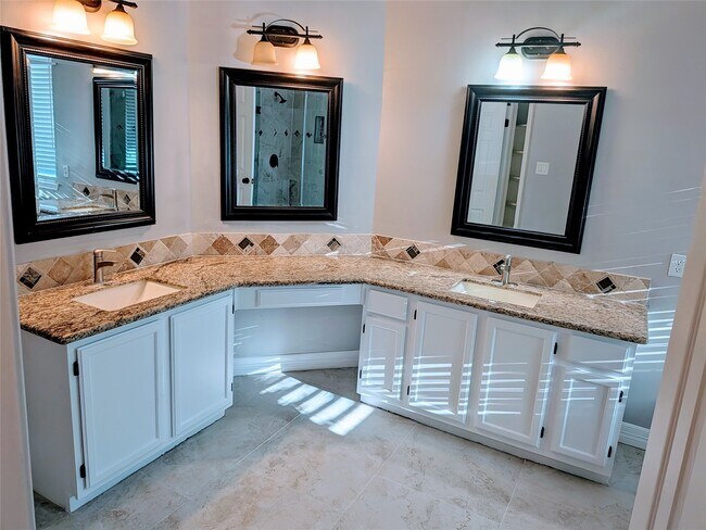 Building Photo - 10067 Lazy Meadows Dr